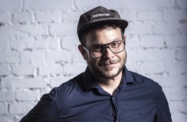 Szendrői Csabi: „Van, hogy a versekből is felismerhető a hangom" Szendrői Csabi: „Van, hogy a versekből is felismerhető a hangom" -
